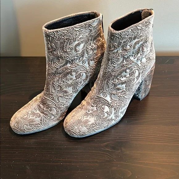 Stuart Weitzman Green Ankle Booties with Rounded Toe - Picture 5 of 14